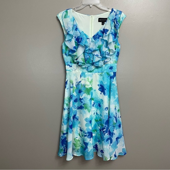 Connected chiffon dress size 6 ruffle V neck
Macy's Flowy Lightweight wedding - Picture 1 of 8